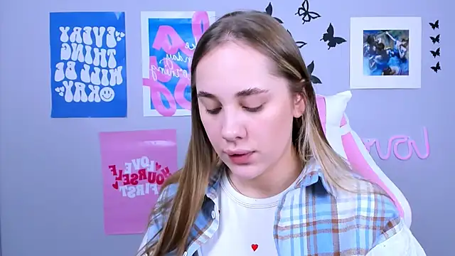 Snapshot of MiaMilas chatting on December 2024 04:13:01 AM MiaMilas online show from December 2024 04:13:01 AM