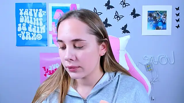 Snapshot of MiaMilas chatting on December 2024 04:33:02 AM MiaMilas online show from December 2024 04:33:02 AM