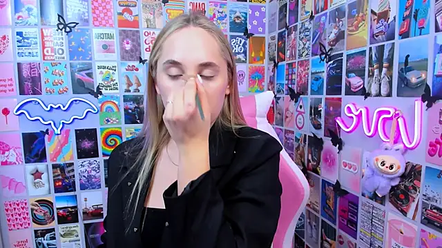 MiaMilas online show from December 2025 01:52:02 PM