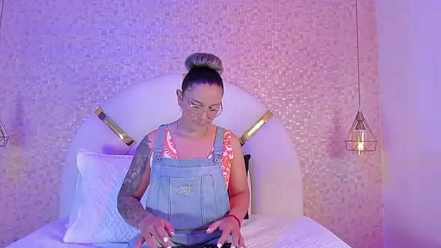 sophie 1 online show from January 2025 10:02:01 PM