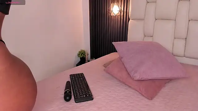 kristakinnky online show from May 2026 12:13:01 PM