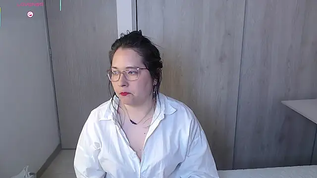 May Carlier online show from October 2025 02:32:01 AM