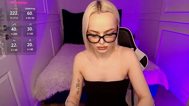 Snapshot of horny_blondiee chatting on January 2025 08:32:02 AM horny blondiee online show from January 2025 08:32:02 AM