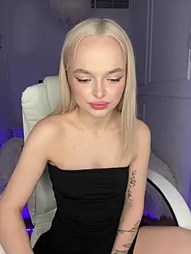 Snapshot of horny_blondiee chatting on December 2025 03:19:02 PM horny blondiee online show from December 2025 03:19:02 PM