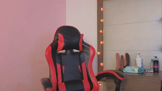 Snapshot of Alisson_Freckles chatting on February 2026 01:47:02 AM Alisson Freckles online show from February 2026 01:47:02 AM