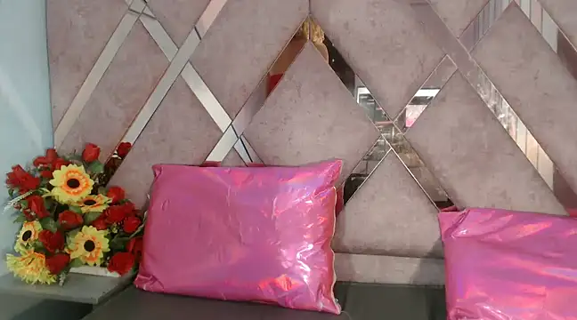 Snapshot of Lucy_White__ chatting on December 2024 08:43:01 PM Lucy White online show from December 2024 08:43:01 PM