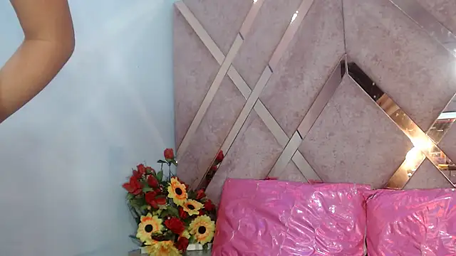 Snapshot of Lucy_White__ chatting on January 2025 09:10:01 PM Lucy White online show from January 2025 09:10:01 PM