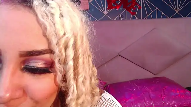 Snapshot of Lucy_White__ chatting on February 2025 09:52:02 PM Lucy White online show from February 2025 09:52:02 PM