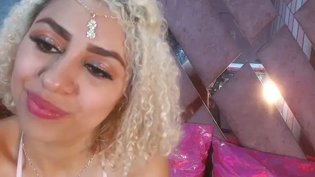 Snapshot of Lucy_White__ chatting on March 2025 09:17:01 PM Lucy White online show from March 2025 09:17:01 PM