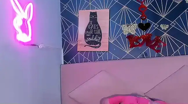 Snapshot of Lucy_White__ chatting on March 2025 08:18:02 PM Lucy White online show from March 2025 08:18:02 PM