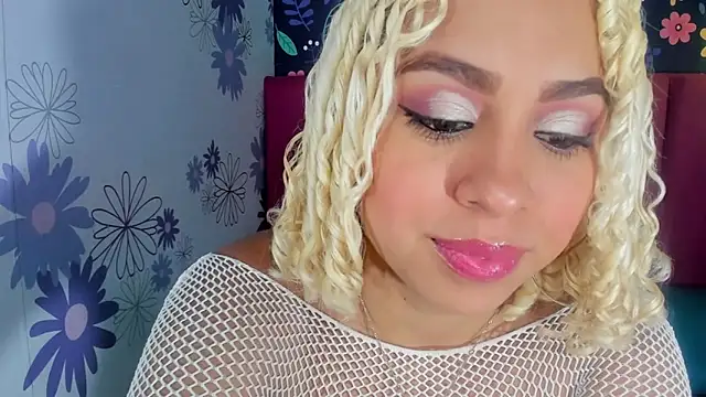 Snapshot of Lucy_White__ chatting on October 2025 06:38:02 PM Lucy White online show from October 2025 06:38:02 PM