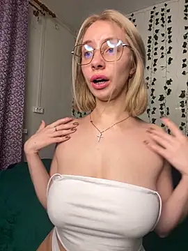 Snapshot of Kitty_Katrine chatting on March 2025 05:24:02 PM Kitty Katrine online show from March 2025 05:24:02 PM