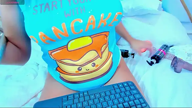 Snapshot of LaurenHu chatting on March 2025 06:44:01 AM LaurenHu online show from March 2025 06:44:01 AM