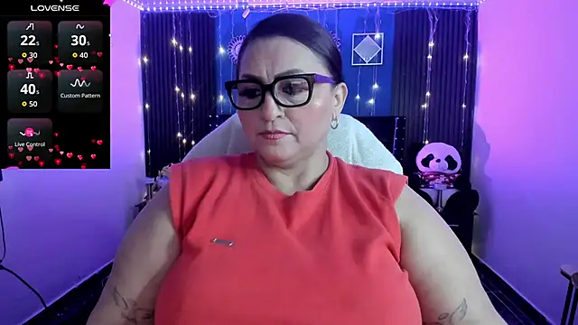 Snapshot of Ivonnee__ chatting on May 2026 03:33:01 AM Ivonnee online show from May 2026 03:33:01 AM