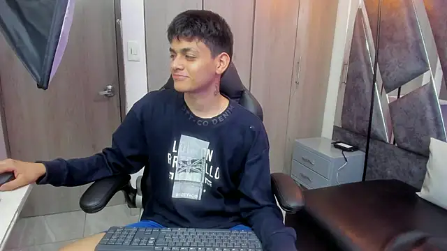 Snapshot of Yef_Thin chatting on November 2025 04:00:02 AM Yef Thin online show from November 2025 04:00:02 AM