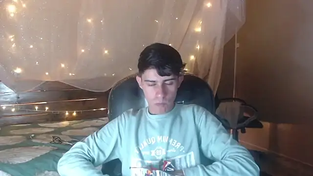 Snapshot of Dyla_n18 chatting on January 2025 11:24:01 PM Dyla n18 online show from January 2025 11:24:01 PM