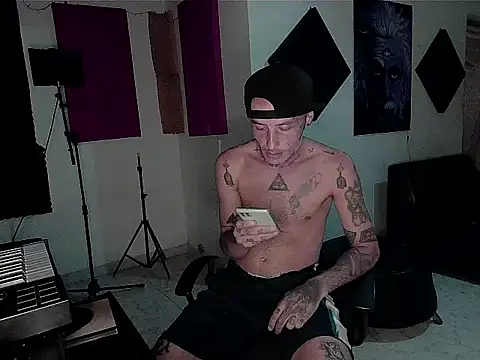 Snapshot of patrik_tattoo_ chatting on November 2025 02:10:01 AM patrik tattoo online show from November 2025 02:10:01 AM