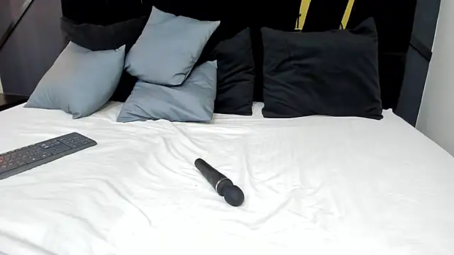 emilie xx  online show from December 2024 08:15:01 PM