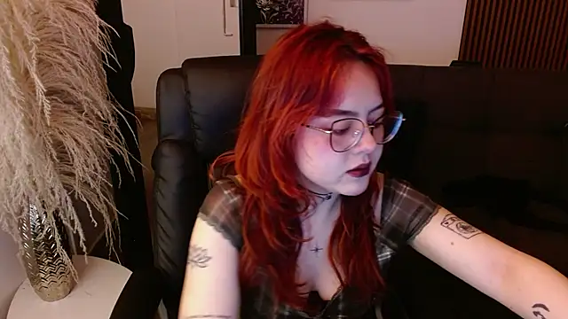 Snapshot of crimson_tati_ chatting on January 2025 03:41:02 AM crimson tati online show from January 2025 03:41:02 AM