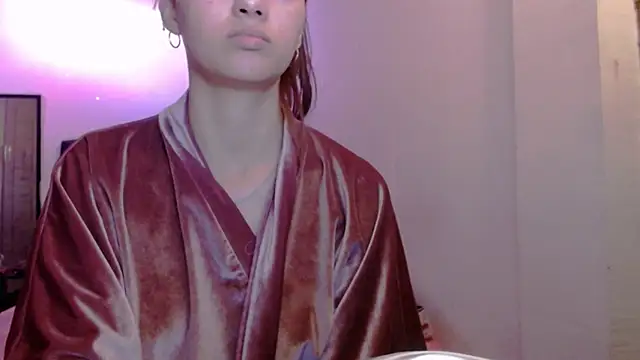 holy juli online show from April 2026 03:52:01 AM
