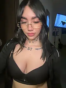 Nickiiiii online show from May 2026 01:33:01 AM