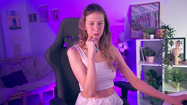 Snapshot of Sharon_Evansi chatting on December 2024 03:33:02 PM Sharon Evansi online show from December 2024 03:33:02 PM