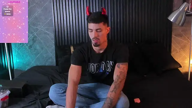 Snapshot of Duriel_ chatting on January 2025 02:03:02 PM Duriel online show from January 2025 02:03:02 PM