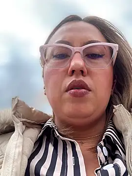 VIOLETA-25  online show from May 2026 03:30:02 PM