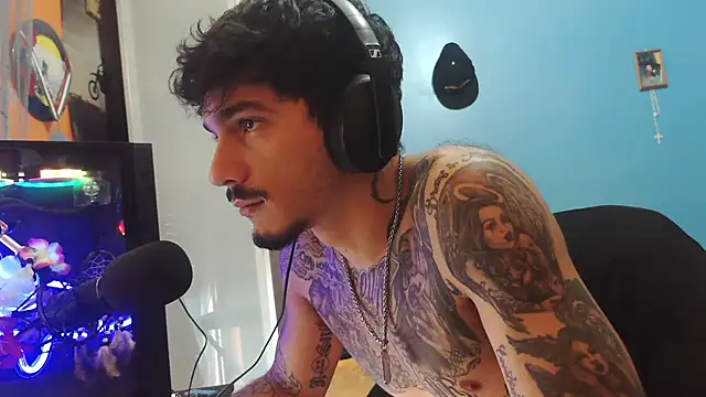 Snapshot of Badboyi1997 chatting on December 2025 10:42:02 AM Badboyi1997 online show from December 2025 10:42:02 AM