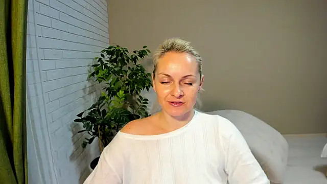 Alicee Gracee online show from February 2025 06:42:02 PM