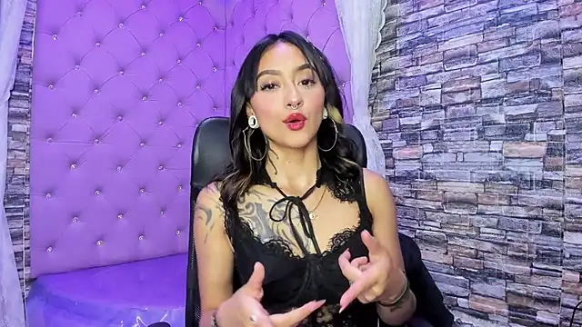 Miaa Thopmson online show from October 2025 03:57:02 PM