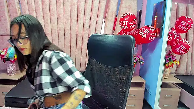 Miaa Thopmson online show from December 2025 10:05:01 PM