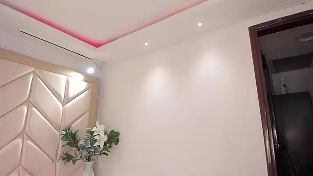 Snapshot of LunaWarner chatting on April 2026 12:11:02 AM LunaWarner online show from April 2026 12:11:02 AM