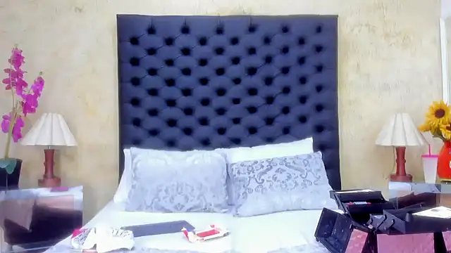 NahomiWhitel online show from February 2026 12:45:02 PM