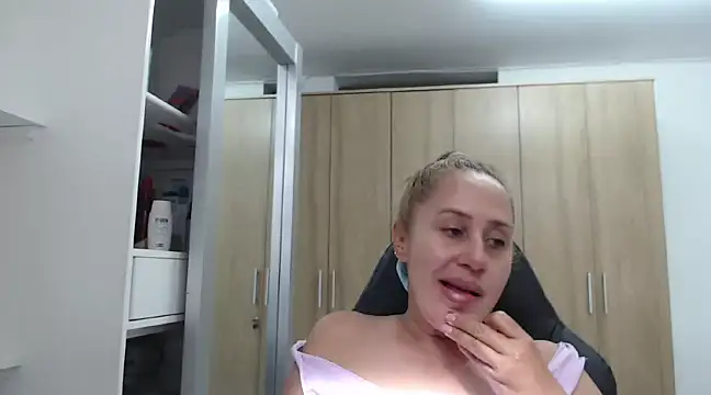 RoxanaLove9 online show from January 2025 07:17:02 PM