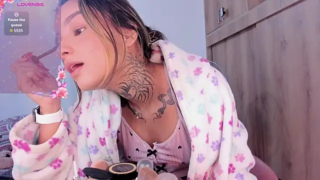 Snapshot of medussa13_ chatting on November 2025 01:10:01 PM medussa13 online show from November 2025 01:10:01 PM