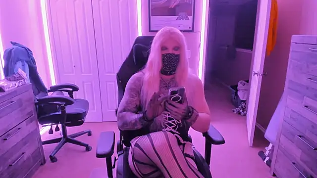 Snapshot of Sissydream123 chatting on December 2024 07:17:01 AM Sissydream123 online show from December 2024 07:17:01 AM