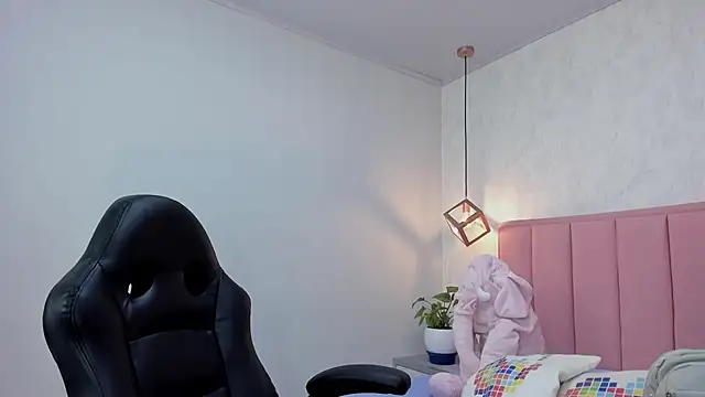 Snapshot of MAYROBERTSS chatting on February 2025 12:32:01 PM MAYROBERTSS online show from February 2025 12:32:01 PM