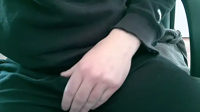 lovedoggy03 online show from October 2025 10:38:01 AM