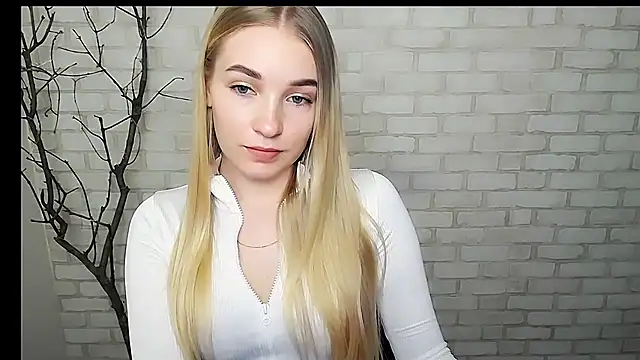 Snapshot of Queen_ofLove chatting on February 2025 12:22:02 PM Queen ofLove online show from February 2025 12:22:02 PM