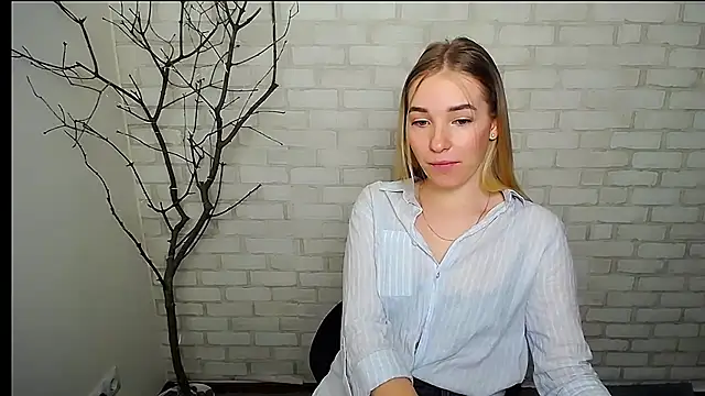 Snapshot of Queen_ofLove chatting on February 2025 12:58:01 PM Queen ofLove online show from February 2025 12:58:01 PM