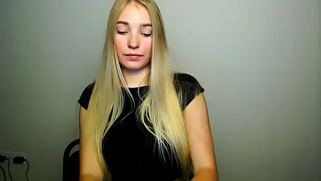 Snapshot of Queen_ofLove chatting on October 2025 08:53:02 PM Queen ofLove online show from October 2025 08:53:02 PM