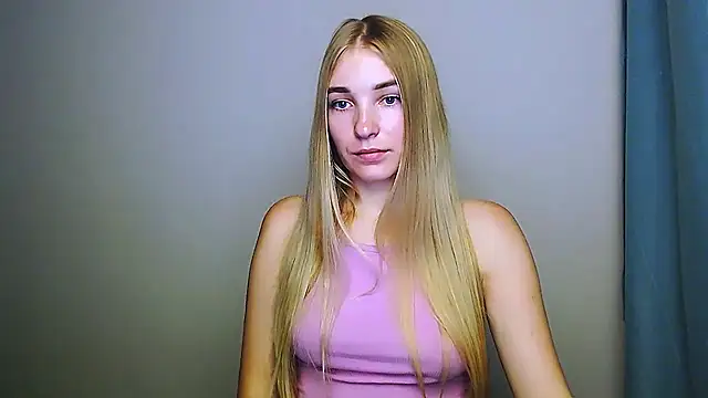 Snapshot of Queen_ofLove chatting on November 2025 08:19:01 PM Queen ofLove online show from November 2025 08:19:01 PM