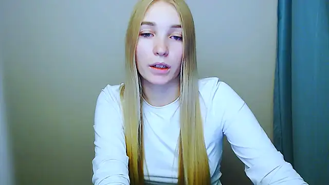 Snapshot of Queen_ofLove chatting on December 2025 09:35:01 PM Queen ofLove online show from December 2025 09:35:01 PM