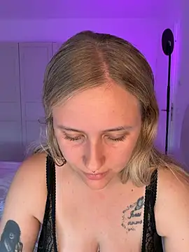 lunawolf21 online show from July 2026 06:33:03 AM