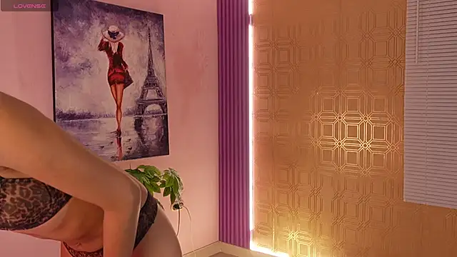 Snapshot of Bella19_ chatting on December 2025 09:53:02 PM Bella19 online show from December 2025 09:53:02 PM