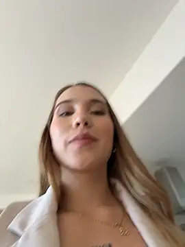 Snapshot of SophieRaily_ chatting on January 2026 08:33:01 PM SophieRaily online show from January 2026 08:33:01 PM