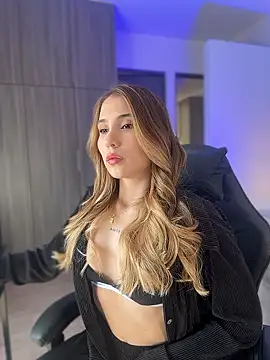 Snapshot of SophieRaily_ chatting on January 2026 06:57:02 PM SophieRaily online show from January 2026 06:57:02 PM