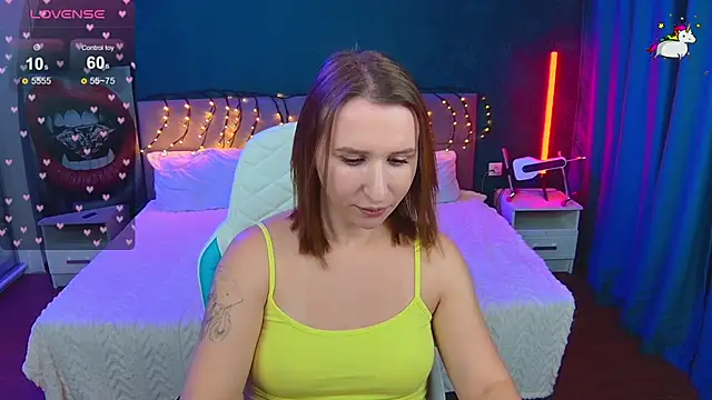 Snapshot of AliceBYKiss chatting on December 2025 01:25:01 AM AliceBYKiss online show from December 2025 01:25:01 AM