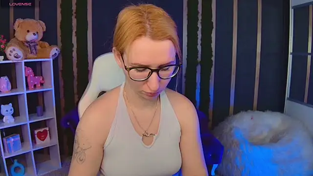 Snapshot of AliceBYKiss chatting on February 2026 06:11:01 AM AliceBYKiss online show from February 2026 06:11:01 AM